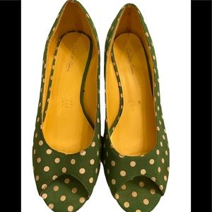 CHARLOTTE RUSSE GREEN POLKA DOT FLATS, SIZE 7